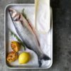 盐烤鲈鱼配柠檬和香草的图片