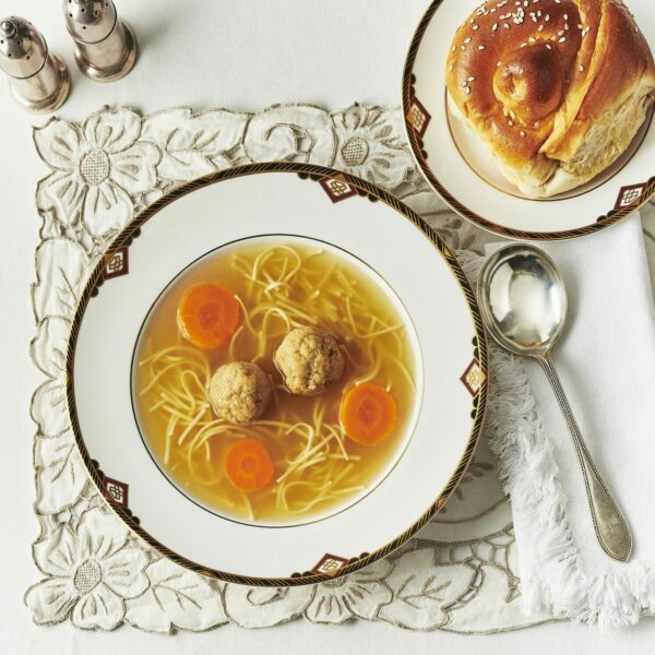传统的犹太鸡肉汤配小吃球和锁状面条